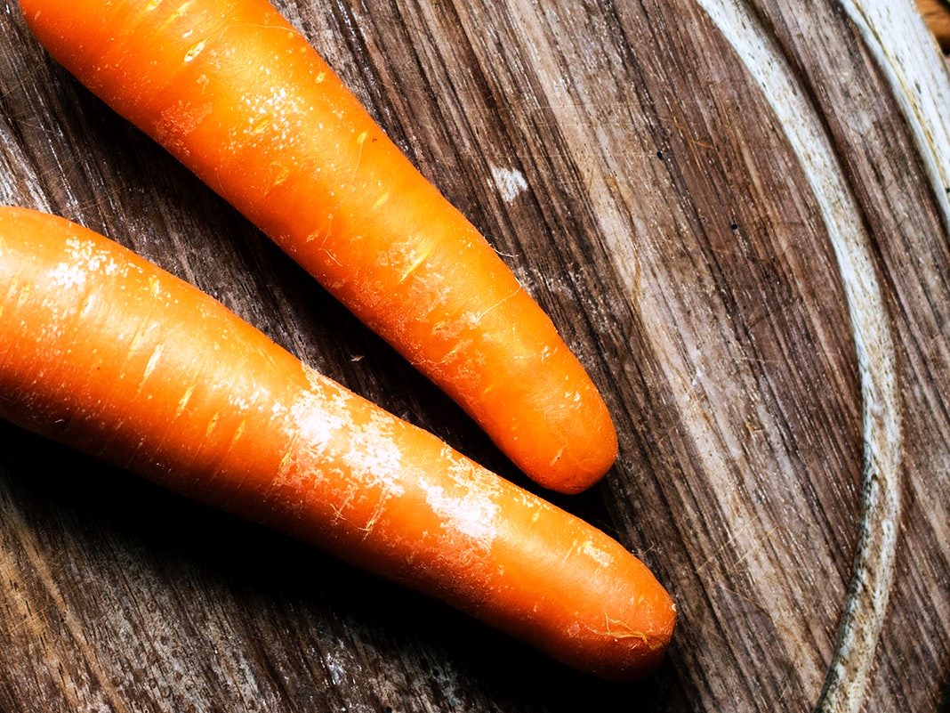 К чему снится морковь свежая. Морковь Органик. Морковь на дереве. Морковка на деревянном фоне. Продукты с морковкой Органик.