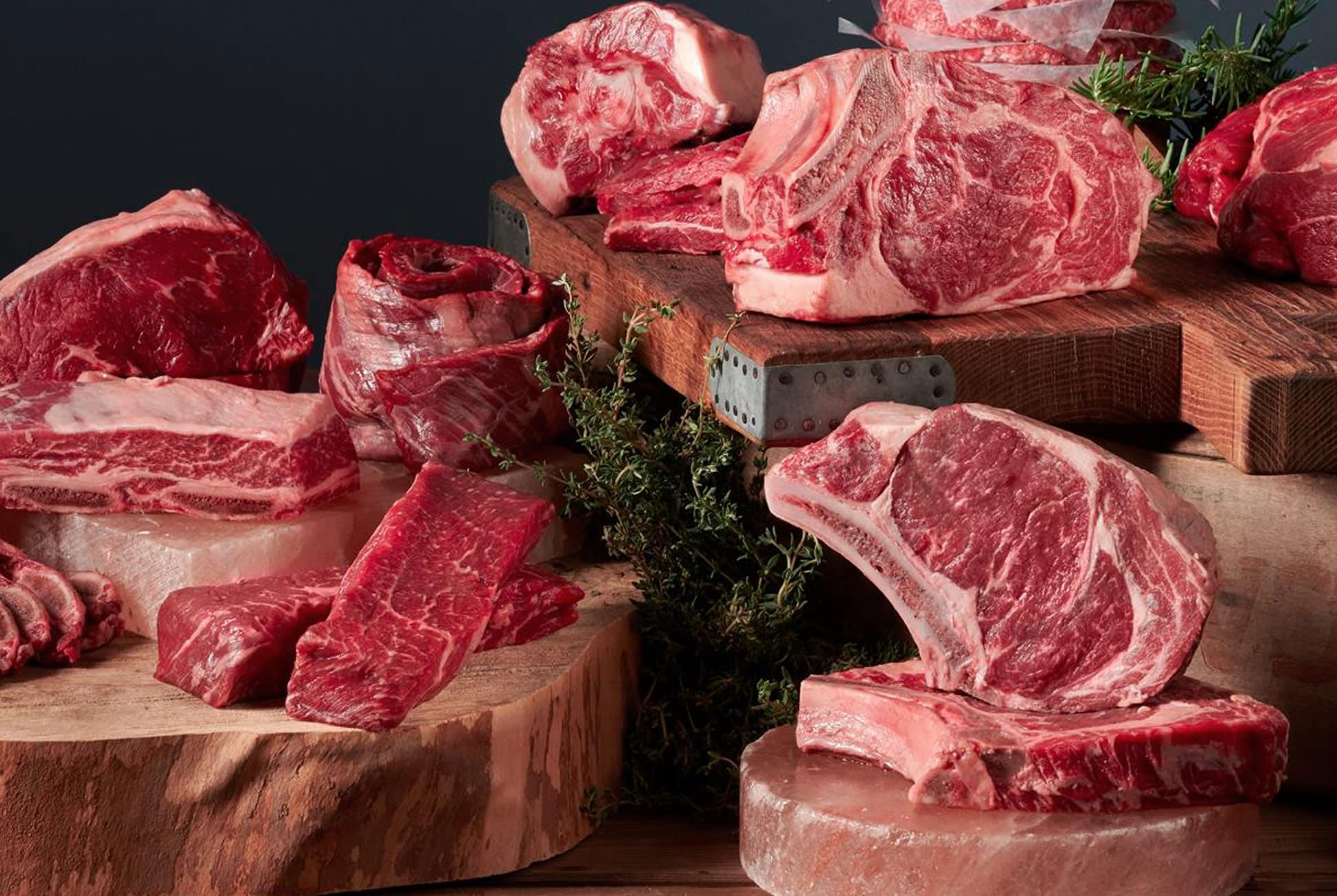 Видеть много мяса. Мясо. Мясо говядина. Мясо в ассортименте. Свежее мясо.